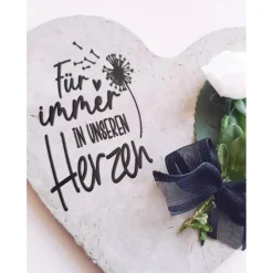 Herz aus Beton mit Schriftzug und Kunstrose Grabschmuck Trauer Grabgesteck Grabherz