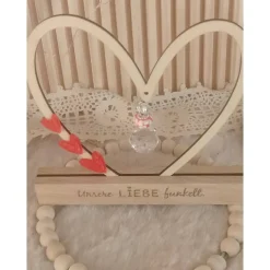 Herz aus Birkenholz mit gravierten Ständer und Inschrift Glasstein