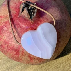 Herz aus  zart-rosa Manganocalcit, mit einer feinen Ziegenlederkette
