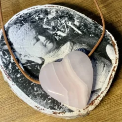 Herz aus  zart-rosa Manganocalcit, mit einer feinen Ziegenlederkette