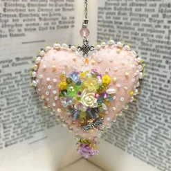 Herz beidseitig bestickt Frühling Deko mit Barockperlen – romantische Handarbeit apricot