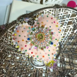 Herz beidseitig bestickt Frühling Deko mit Barockperlen – romantische Handarbeit apricot