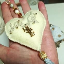 Herz beidseitig bestickt Unikat Biene und Schleife – Kinderzimmer Deko in orange apricot Handarbeit