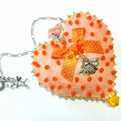 Herz beidseitig bestickt Unikat Biene und Schleife – Kinderzimmer Deko in orange apricot Handarbeit