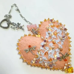 Herz beidseitig bestickt Unikat Biene und Schleife – Kinderzimmer Deko in orange apricot Handarbeit