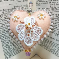 Herz beidseitig bestickt Blumen Barockperlen Tropfenperlen – rosa apricot Deko Handarbeit