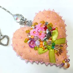 Herz beidseitig bestickt Unikat Blumenstrauß und Schleife – Kinderzimmer Deko in orange pink Handarbeit