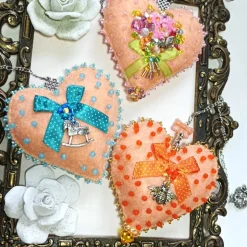 Herz beidseitig bestickt Unikat Blumenstrauß und Schleife – Kinderzimmer Deko in orange pink Handarbeit