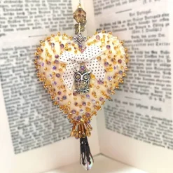 Herz beidseitig bestickt Eule Tropfenperlen – beige creme Deko Handarbeit