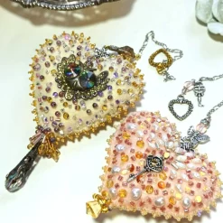 Herz beidseitig bestickt Eule Tropfenperlen – beige creme Deko Handarbeit