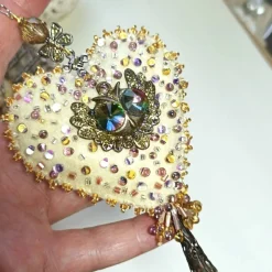 Herz beidseitig bestickt Eule Tropfenperlen – beige creme Deko Handarbeit