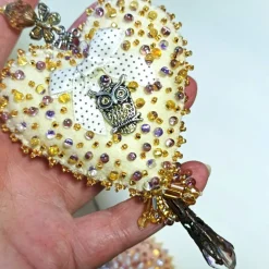 Herz beidseitig bestickt Eule Tropfenperlen – beige creme Deko Handarbeit