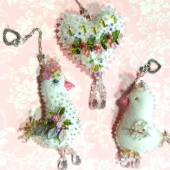 Herz Blüten beidseitig bestickt Blumen Biwaperlen – weiß rosa Deko Handarbeit