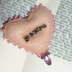 Herz Brosche handbestickt rosa mit Strass – romantisches Unikat als Geschenk handmade