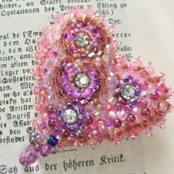 Herz Brosche handbestickt rosa mit Strass – romantisches Unikat als Geschenk handmade