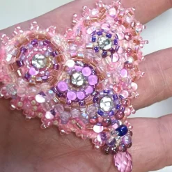 Herz Brosche handbestickt rosa mit Strass – romantisches Unikat als Geschenk handmade