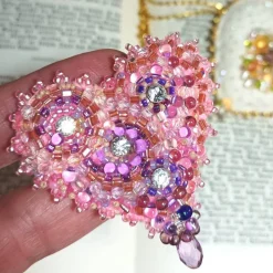 Herz Brosche handbestickt rosa mit Strass – romantisches Unikat als Geschenk handmade