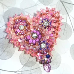 Herz Brosche handbestickt rosa mit Strass – romantisches Unikat als Geschenk handmade