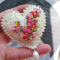 Herz Brosche mit Rosen und Barockperle handbestickt – Unikatschmuck im Regency Stil, Brautschmuck