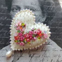 Herz Brosche mit Rosen und Barockperle handbestickt – Unikatschmuck im Regency Stil, Brautschmuck