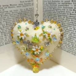 Herz Frühlingslust beidseitig bestickt Blumen Tropfenperlen – vanille gelb Deko Handarbeit