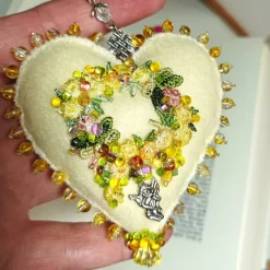 Herz Frühlingslust beidseitig bestickt Blumen Tropfenperlen – vanille gelb Deko Handarbeit