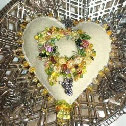 Herz Frühlingslust beidseitig bestickt Blumen Tropfenperlen – vanille gelb Deko Handarbeit