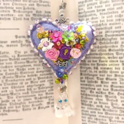 Herz Mini flieder lila beidseitig mit Blüten bestickt Blumen Biwaperlen –  Deko Handarbeit