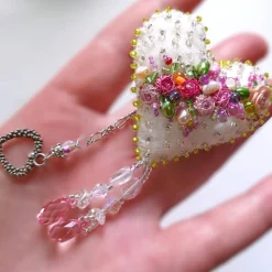 Herz Mini mit Blüten beidseitig bestickt Blumen Biwaperlen – weiß rosa Deko Handarbeit
