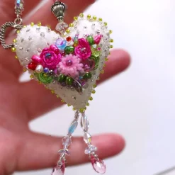Herz Mini mit Blüten beidseitig bestickt Blumen Biwaperlen – weiß rosa Deko Handarbeit