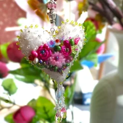 Herz Mini mit Blüten beidseitig bestickt Blumen Biwaperlen – weiß rosa Deko Handarbeit
