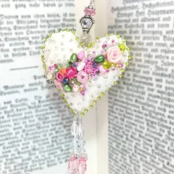 Herz Mini mit Blüten beidseitig bestickt Blumen Biwaperlen – weiß rosa Deko Handarbeit