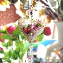 Herz Mini mit Blüten beidseitig bestickt Blumen Biwaperlen – weiß rosa Deko Handarbeit