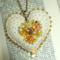 Herz mit lachsrosa Rosen als Anhänger Brosche handbestickt – Brautschmuck im Boho Ibiza Stil, Unikatschmuck