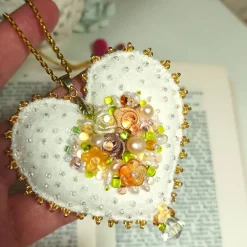 Herz mit lachsrosa Rosen als Anhänger Brosche handbestickt – Brautschmuck im Boho Ibiza Stil, Unikatschmuck