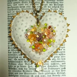 Herz mit lachsrosa Rosen als Anhänger Brosche handbestickt – Brautschmuck im Boho Ibiza Stil, Unikatschmuck