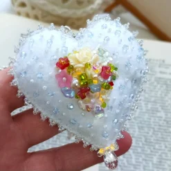 Herz mit Rosen als Anhänger Brosche handbestickt – Brautschmuck im Boho Ibiza Stil, Unikatschmuck