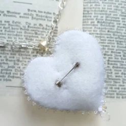 Herz mit Rosen als Anhänger Brosche handbestickt – Brautschmuck im Boho Ibiza Stil, Unikatschmuck