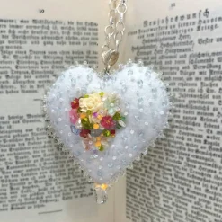 Herz mit Rosen als Anhänger Brosche handbestickt – Brautschmuck im Boho Ibiza Stil, Unikatschmuck