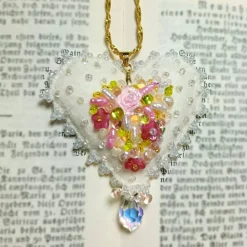 Herz mit roten Rosen als Anhänger handbestickt – Brautschmuck im Boho Ibiza Stil, Trachtenschmuck