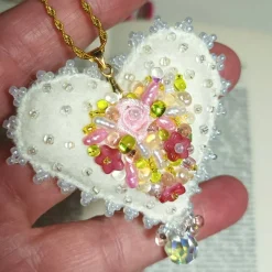 Herz mit roten Rosen als Anhänger handbestickt – Brautschmuck im Boho Ibiza Stil, Trachtenschmuck