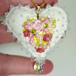 Herz mit roten Rosen als Anhänger handbestickt – Brautschmuck im Boho Ibiza Stil, Trachtenschmuck