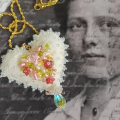 Herz mit roten Rosen als Anhänger handbestickt – Brautschmuck im Boho Ibiza Stil, Trachtenschmuck