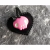 Herz Stoff samt Haarspange, schwarz mit großen Totenkopf