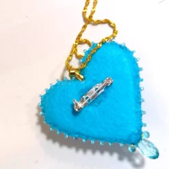 Herz türkis mit roten Rosen als Anhänger Brosche handbestickt – Brautschmuck im Boho Ibiza Stil, Trachtenschmuck