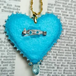 Herz türkis mit roten Rosen als Anhänger Brosche handbestickt – Brautschmuck im Boho Ibiza Stil, Trachtenschmuck