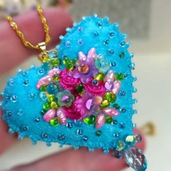 Herz türkis mit roten Rosen als Anhänger Brosche handbestickt – Brautschmuck im Boho Ibiza Stil, Trachtenschmuck