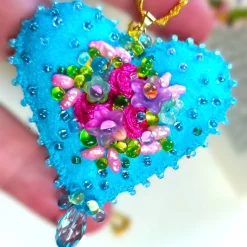 Herz türkis mit roten Rosen als Anhänger Brosche handbestickt – Brautschmuck im Boho Ibiza Stil, Trachtenschmuck