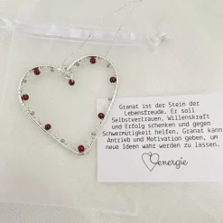 Herzanhänger mit Heilstein - Granat | Kleine Geschenke mit Bedeutung | Glücksbringer | Herz Deko in dunkelrot