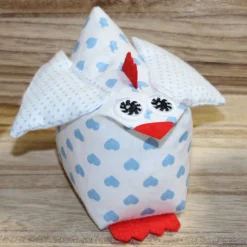 Hühner Deko Happy Easter Trio – Stoffhühner in Weiß und Hellblau mit Punkten – Osterdeko für Tisch und Mobile